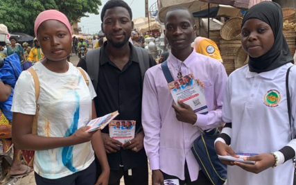 Élection présidentielle 2026 au Bénin : distribution de flyers, pose de stickers et échanges de proximité pour la culture de la paix et le respect de la démocratie